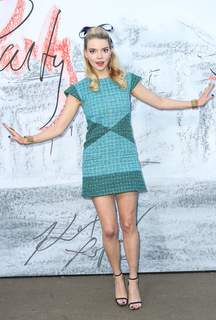 Anya Taylor-Joy feet photo thumbnail