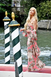 Anya Taylor-Joy feet photo thumbnail