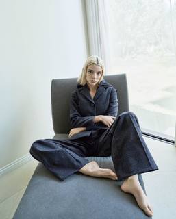 Anya Taylor-Joy feet photo thumbnail