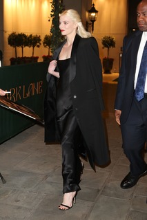 Anya Taylor-Joy feet photo thumbnail