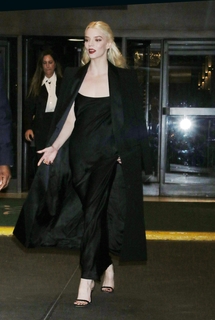 Anya Taylor-Joy feet photo thumbnail