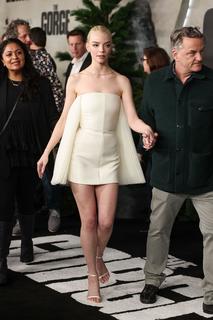 Anya Taylor-Joy feet photo thumbnail