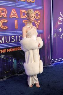 Anya Taylor-Joy feet photo thumbnail