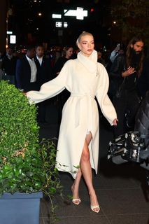 Anya Taylor-Joy feet photo thumbnail
