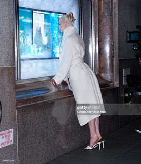 Anya Taylor-Joy feet photo thumbnail