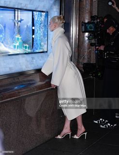 Anya Taylor-Joy feet photo thumbnail