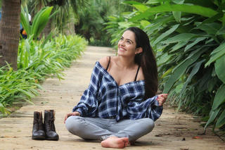 Apoorva Arora feet photo 3