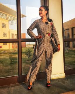 Apoorva Arora feet photo 8