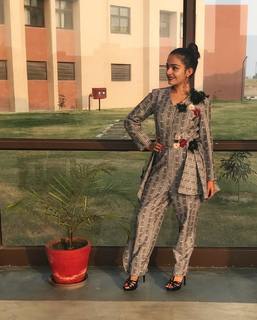 Apoorva Arora feet photo 7