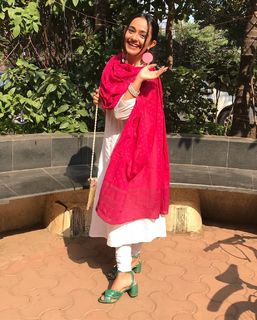 Apoorva Arora feet photo 19