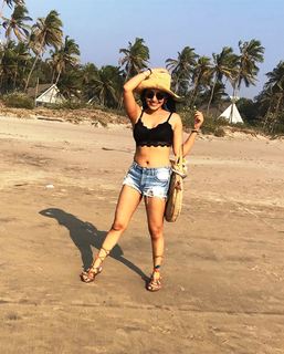 Apoorva Arora feet photo 9