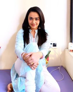 Apoorva Arora feet photo 8