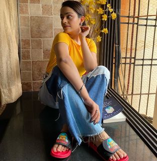 Apoorva Arora feet photo 11