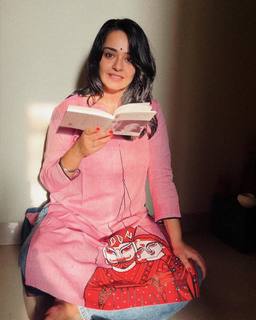 Apoorva Arora feet photo 1
