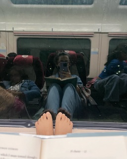 Apoorva Arora feet photo 9