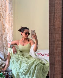 Apoorva Arora feet photo 6