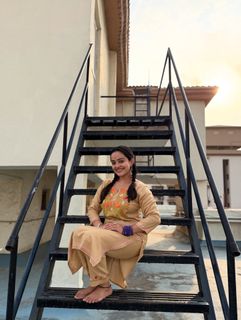 Apoorva Arora feet photo 3