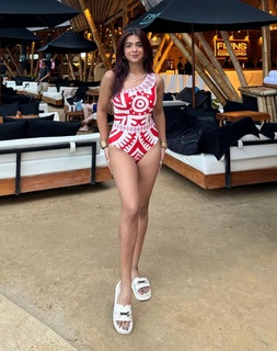 Apoorva Mukhija feet photo thumbnail