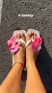 Apoorva Mukhija feet photo thumbnail