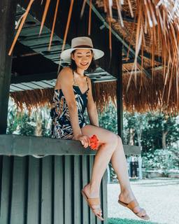 Arden Cho feet photo thumbnail