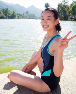 Arden Cho feet photo thumbnail