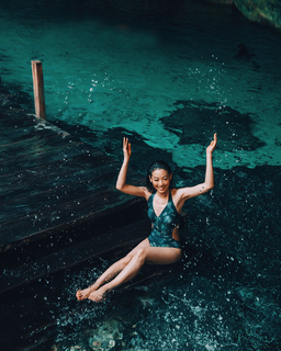 Arden Cho feet photo thumbnail