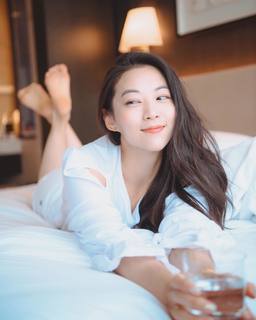 Arden Cho feet photo thumbnail