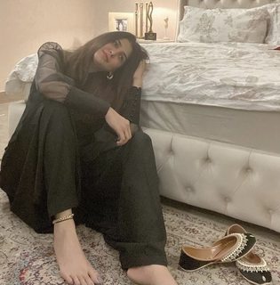 Areeba Habib feet photo 7