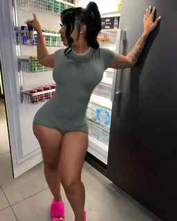 Ari Fletcher feet photo thumbnail