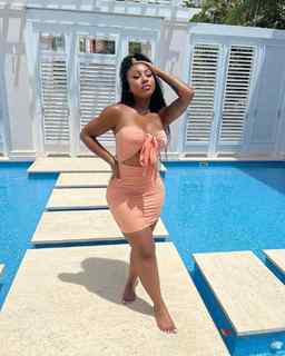 Ari Fletcher feet photo thumbnail