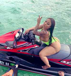 Ari Fletcher feet photo thumbnail