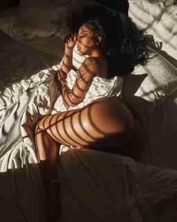 Ari Fletcher feet photo thumbnail