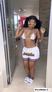 Ari Fletcher feet photo thumbnail