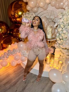 Ari Fletcher feet photo thumbnail