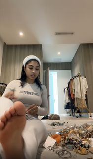 Ari Fletcher feet photo thumbnail