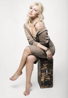 Ari Graynor feet photo thumbnail