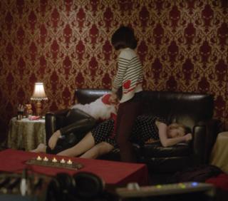 Ari Graynor feet photo thumbnail