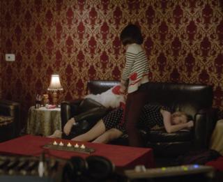 Ari Graynor feet photo thumbnail