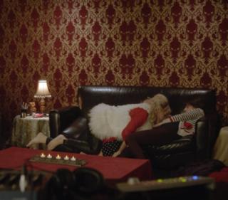 Ari Graynor feet photo thumbnail