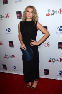 Ari Graynor feet photo thumbnail