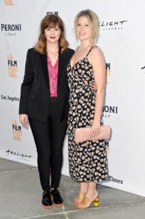 Ari Graynor feet photo thumbnail