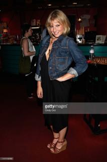 Ari Graynor feet photo thumbnail