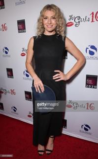 Ari Graynor feet photo thumbnail