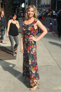 Ari Graynor feet photo thumbnail