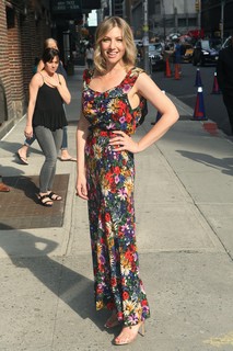 Ari Graynor feet photo thumbnail