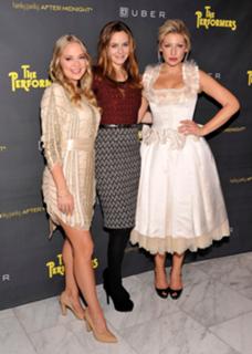 Ari Graynor feet photo thumbnail