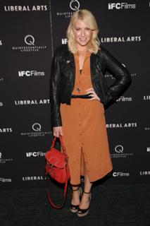 Ari Graynor feet photo thumbnail