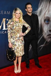 Ari Graynor feet photo thumbnail