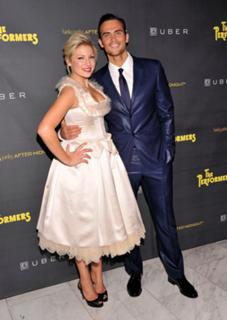 Ari Graynor feet photo thumbnail