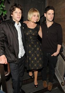 Ari Graynor feet photo thumbnail